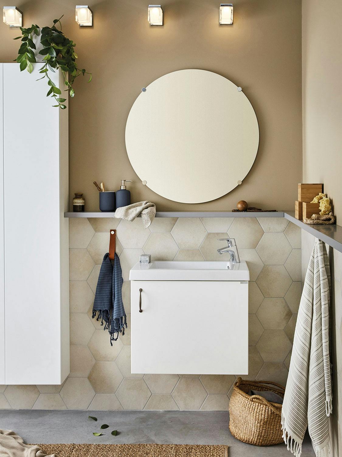 10. Lite bad – stor personlighet Beige bad med rundt speil